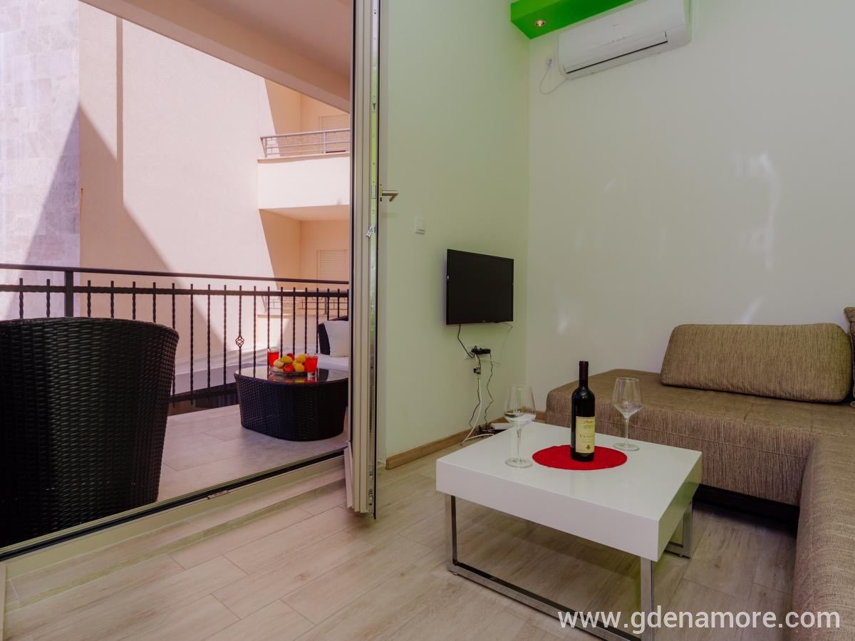 Apartman Ana, privatni smeštaj u mestu Pržno, Crna Gora - terasa i dnevna soba