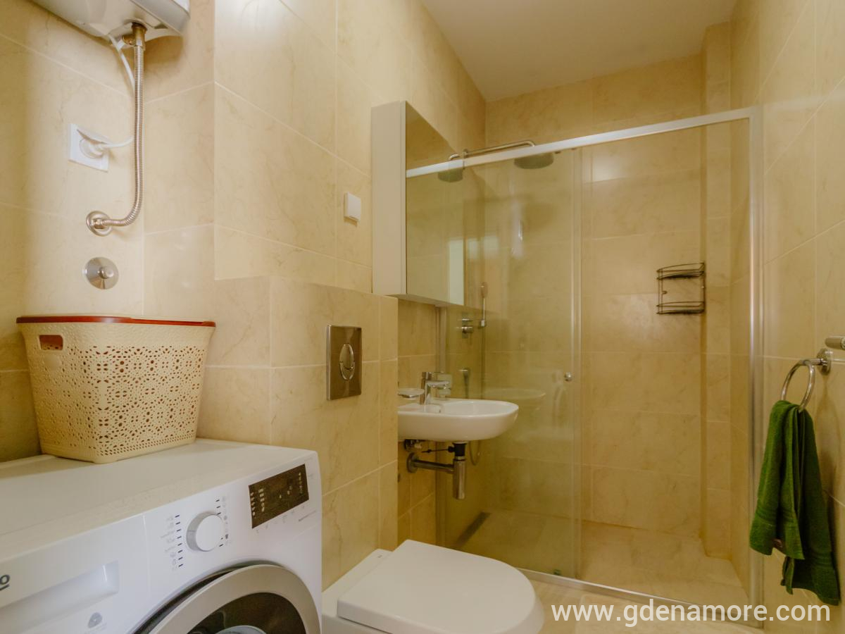 Apartman Ana, privatni smeštaj u mestu Pržno, Crna Gora - kupatilo